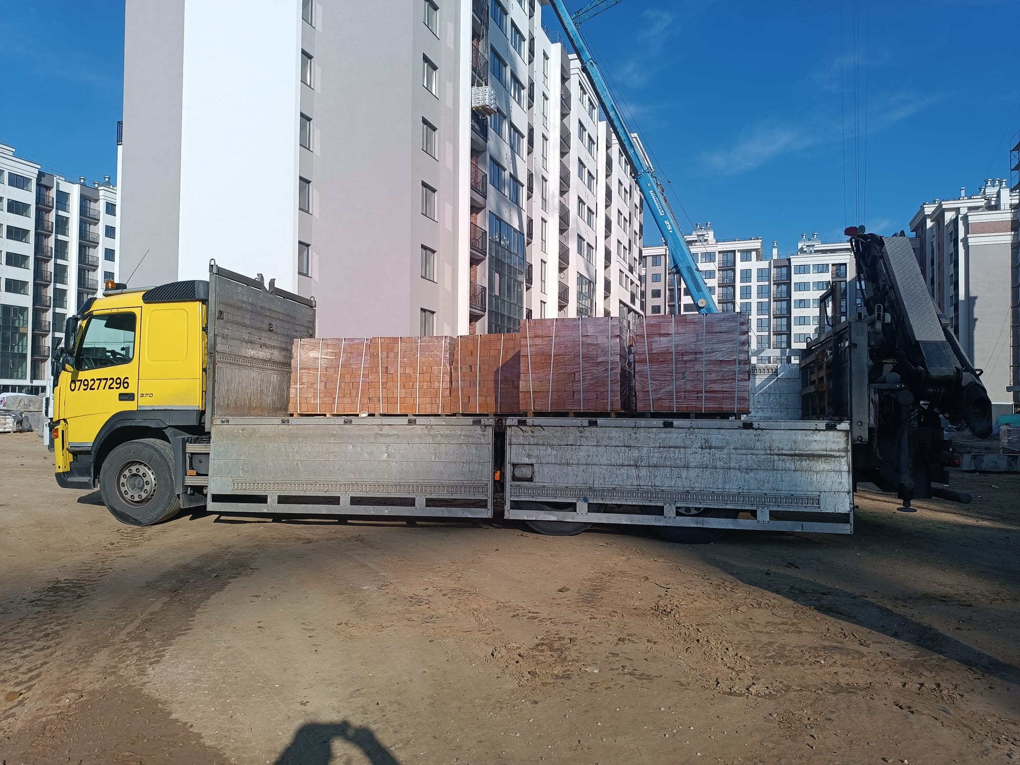 Transport marfă cu manipulator Volvo